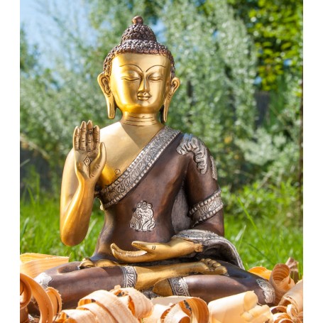 Amogasiddhi Buddha sitzend