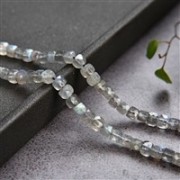 Heilstein & Edelstein-Strang - Würfel, Labradorit, facettiert, 04mm (39cm)