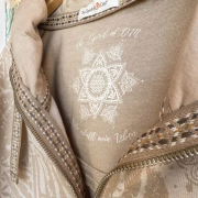 Spirit of OM - Sweatjacke Damen - sand-nature