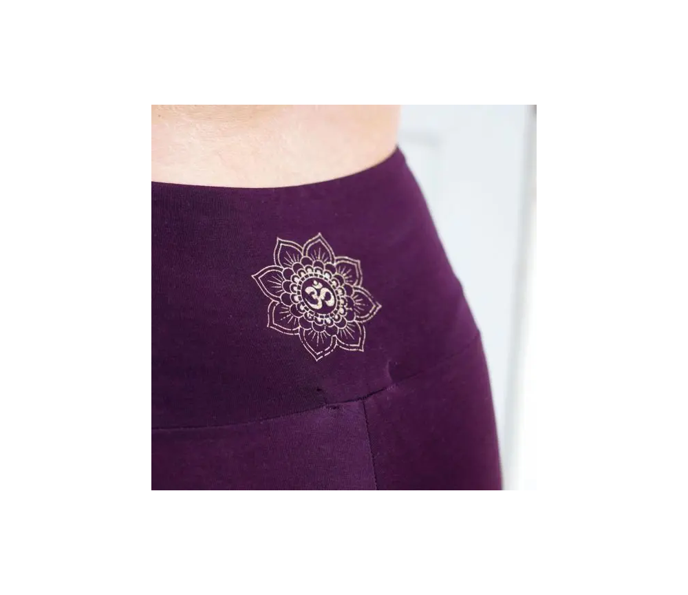 Spirit of OM - Yoga Leggings Capri - aubergine