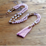 Spirit of OM - Kette - Mala Rosenquarz