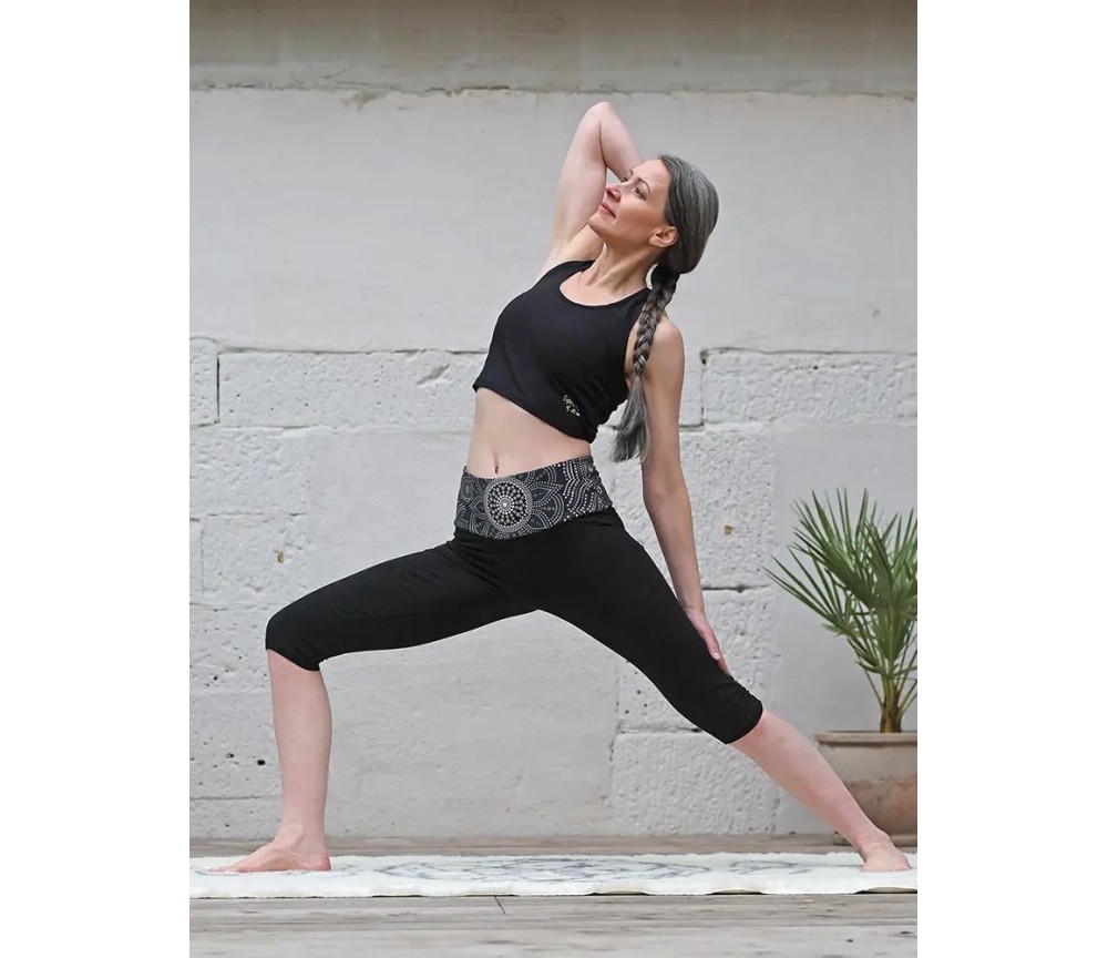 Spirit of OM - Yoga Leggings Capri Madhya Maui - schwarz-natur