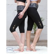 Spirit of OM - Yoga Leggings Capri Madhya Maui - schwarz-natur