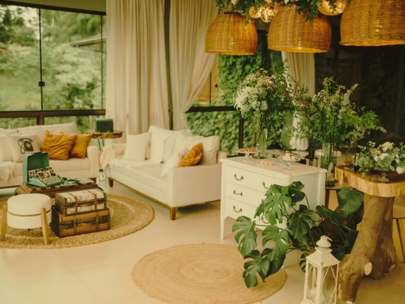 Haushalt, Garten und Wohn Welt – helles Wohnzimmer mit Pflanzen und Dekoration im Esoterik Shop SonnenhausWelt