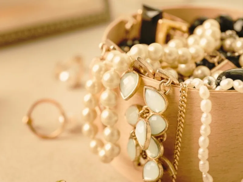 Schmuck Welt – Perlenketten, Edelstein Anhänger und Schmuck in der Schatulle im Esoterik Shop SonnenhausWelt